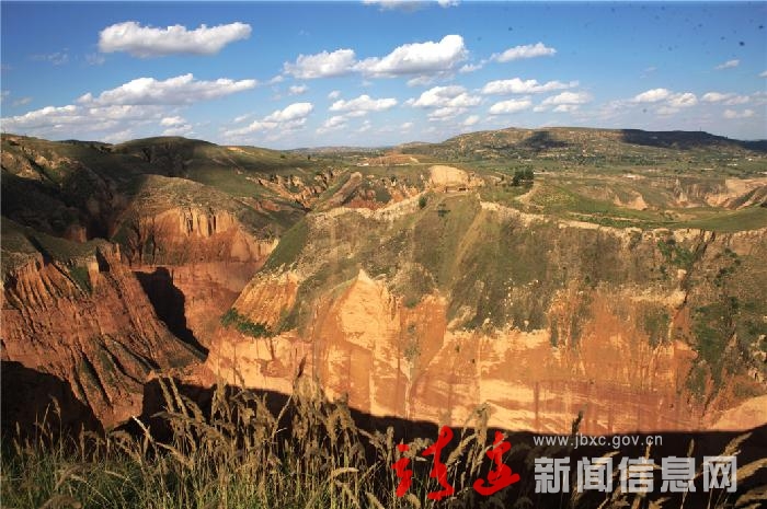 云涌红峡谷
