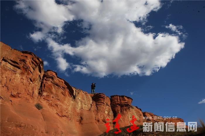 脚踏红岩 头顶蓝天 对焦远方