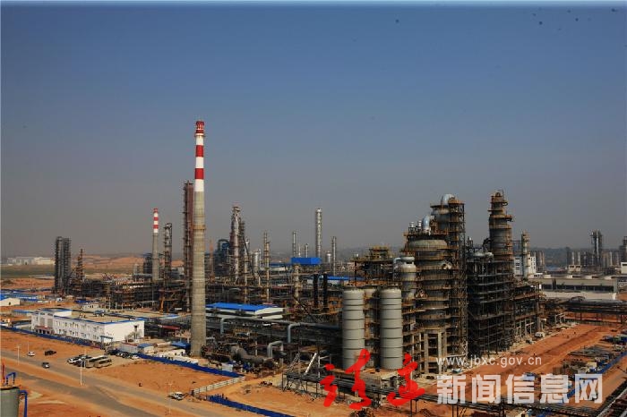 靖边崛起工业城：能化园区厂区建设一角