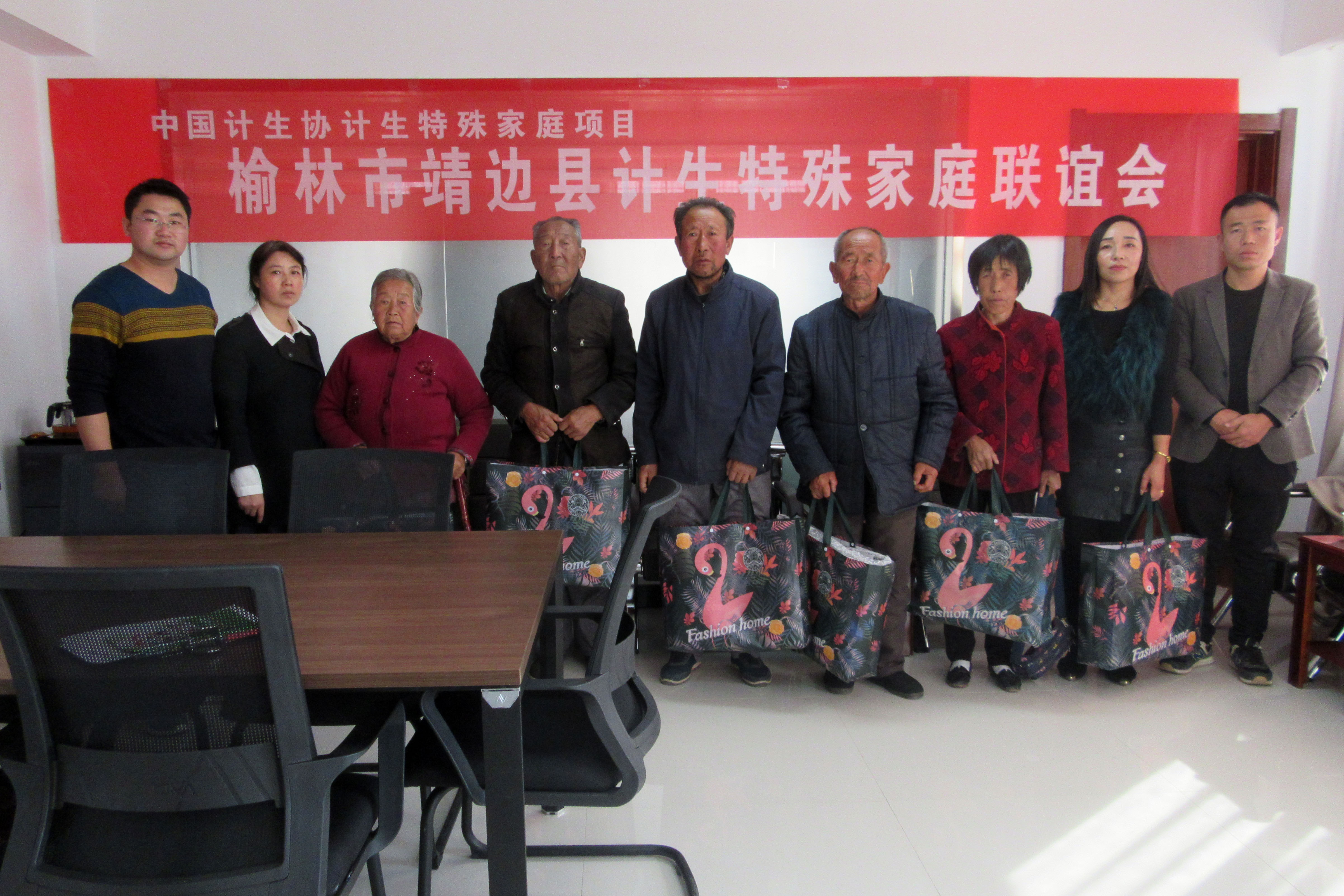 县计生协会为每一户计生特殊家庭统一赠送了金丝绒毯，并发放了1000元慰问金 (1)