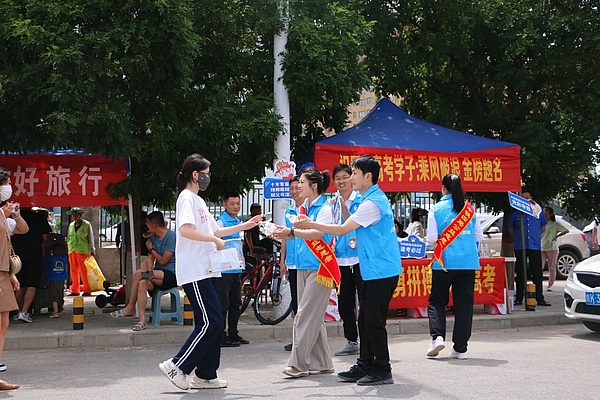 爱心助考 为心灵撑起一片“绿荫”