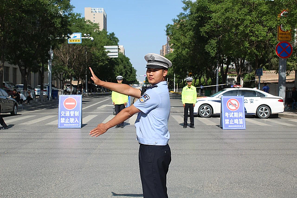 靖边交警：全力守护2025年中考