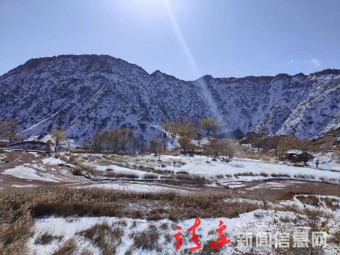 靖边波浪谷景区：初雪落丹霞 静美如画