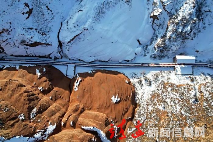 靖边：冰火对峙 丹霞雪景成诗