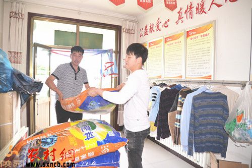 图为万科食用菌合作社为五合村爱心超市捐赠有机肥（李宏强摄