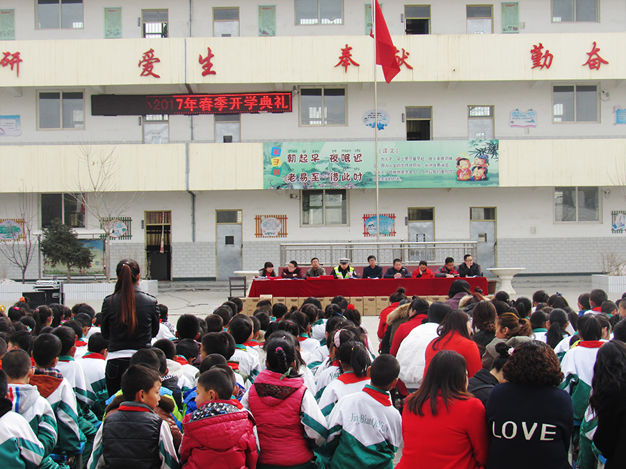 靖边交警深入城乡结合部第七小学落实春季交通安全宣传教育