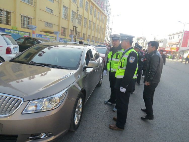 靖边交警联合学校集中整治校园周边交通秩序