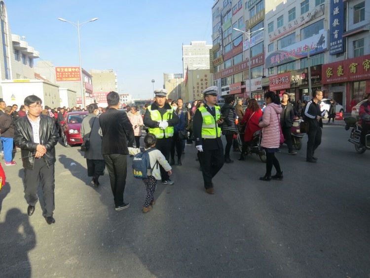 靖边交警联合学校集中整治校园周边交通秩序