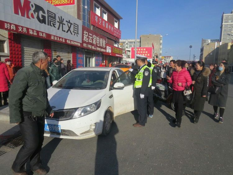 靖边交警联合学校集中整治校园周边交通秩序