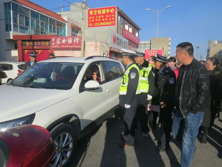 靖边交警联合学校集中整治校园周边交通秩序