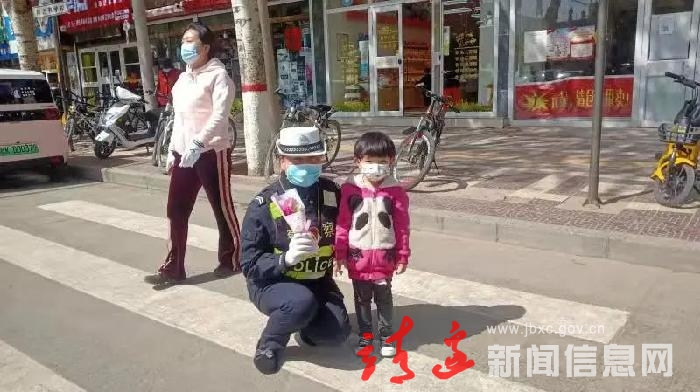 致谢最可爱的人！靖边萌娃向交警献花～