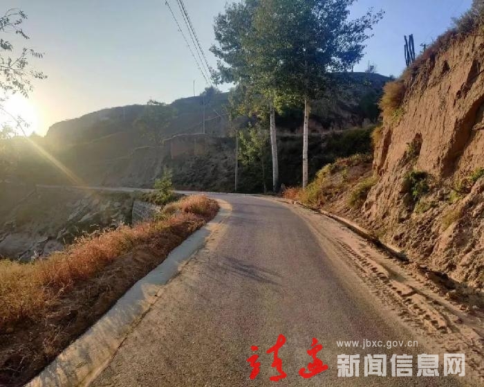【奋进新征程 建功新时代】小河镇：乡村路铺就村民幸福路