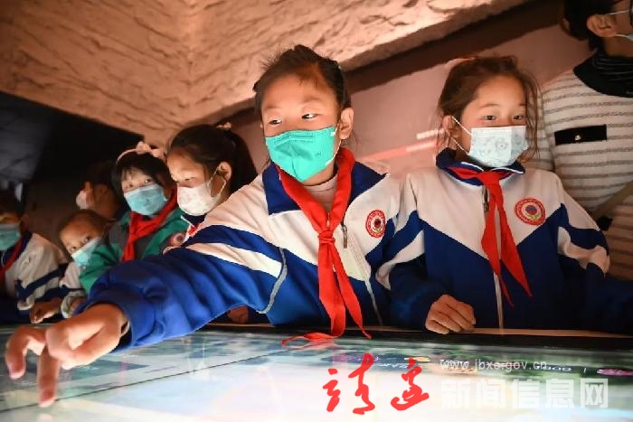 靖边：学生家长走进博物馆，体验研学课！