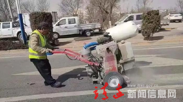 靖边：城区道路灌缝“美颜”正当时！