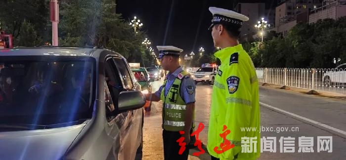 靖边交警开展夏夜治安巡查宣防集中统一行动