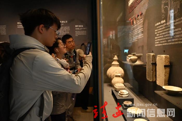 华南师范大学350名学生来统万城开展地理游学