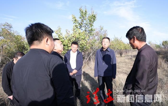 李世书调研软弱涣散村整改工作