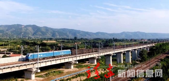 靖边东站驶出！浩吉铁路万吨重载列车今年开行突破800列