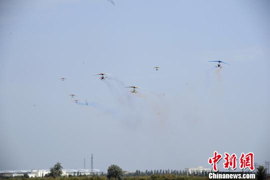 2018动力三角翼“秦直道”越野飞行拉力赛靖边举行。　高庆国 摄