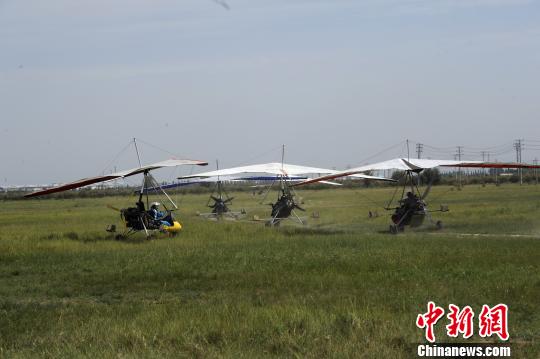 2018动力三角翼“秦直道”越野飞行拉力赛靖边举行。　高庆国 摄