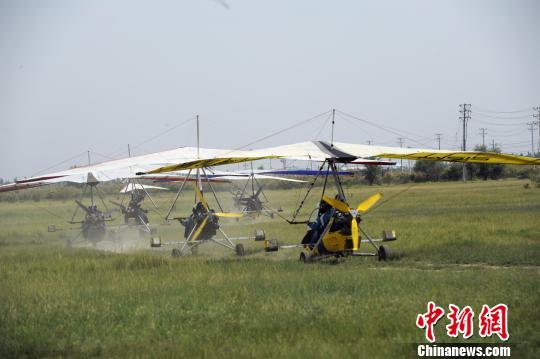 2018动力三角翼“秦直道”越野飞行拉力赛靖边举行。　高庆国 摄