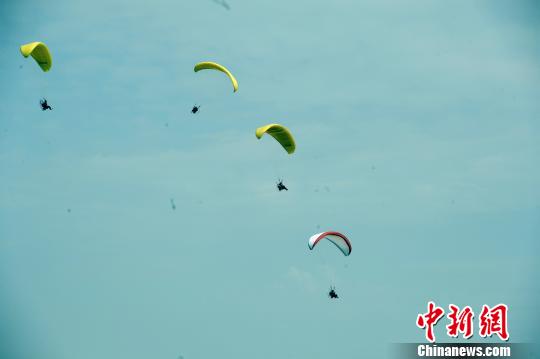 2018动力三角翼“秦直道”越野飞行拉力赛靖边举行。　高庆国 摄