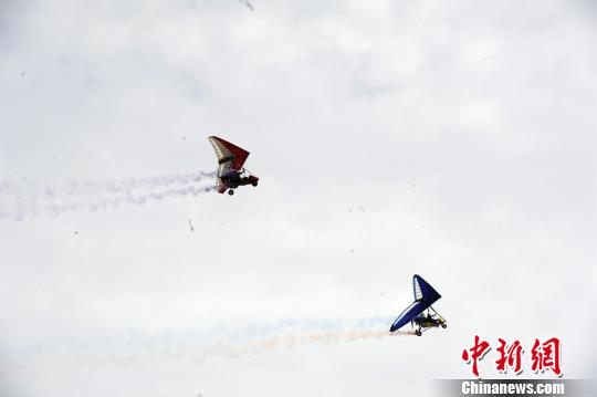 2018动力三角翼“秦直道”越野飞行拉力赛靖边举行。　高庆国 摄