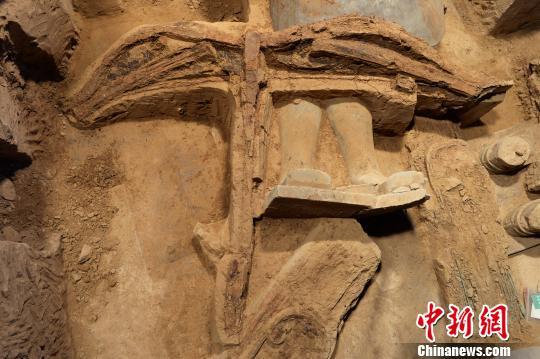 秦兵马俑坑首次发现最完整弓弩证实弓弩保存方法