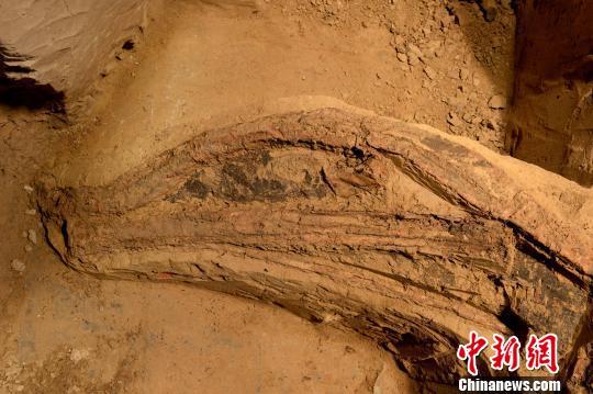 秦兵马俑坑首次发现最完整弓弩（图）