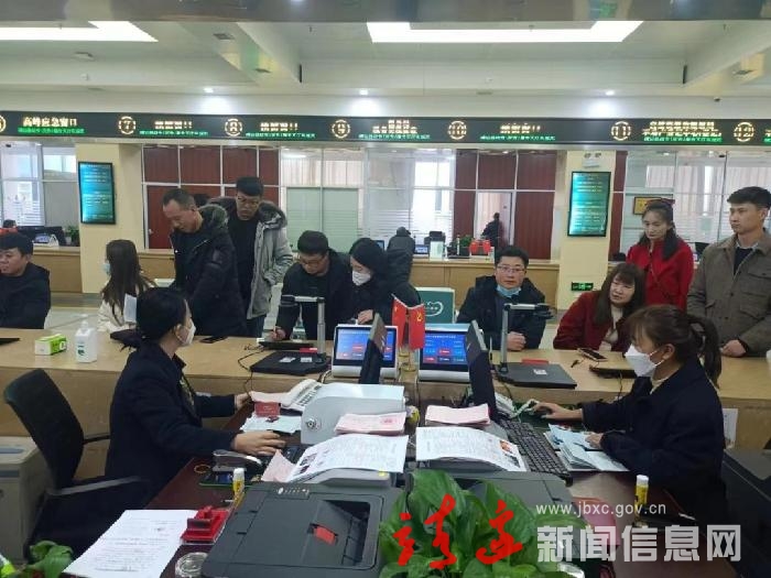 【倡导文明婚俗】靖边县为新人举办集体颁证仪式！