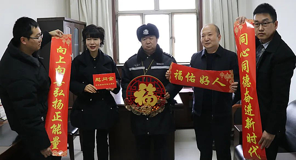 李京津走访慰问道德模范 身边好人