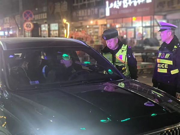 【春节我在岗】靖边交警护您平安出行！