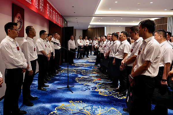 曹龙等县领导看望出席县十九届人大五次会议的人大代表