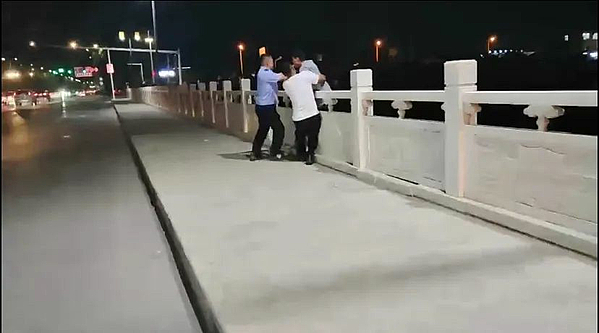 暖心！靖边民警大桥上的惊险一“抱”～～