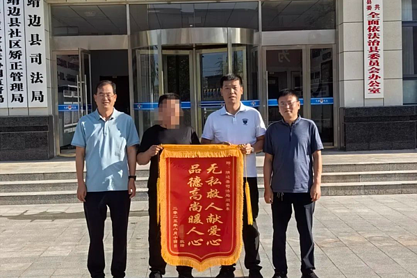 靖边县司法局干警路遇车祸伸援手，点赞！