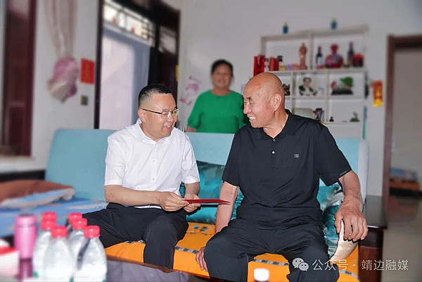 曹龙“七一”前夕走访慰问困难党员和退休老干部