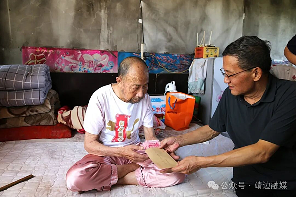 靖边法院开展“七一”走访慰问老党员活动